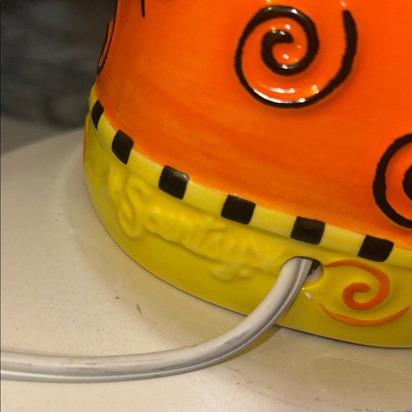 Scentsy Halloween candy corn ceramic  Swirl Warmer in Orange and Yellow Preloved - Picture 10 of 11